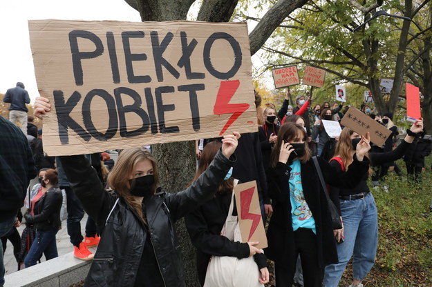 W całej Polsce trwają protesty przeciw zaostrzeniu prawa aborcyjnego /Paweł Supernak /PAP