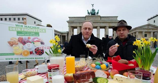 W całych Niemczech rolnicy apelowali do konsumentów i supermarketów o powstrzymanie spadku cen żywno /Deutsche Welle