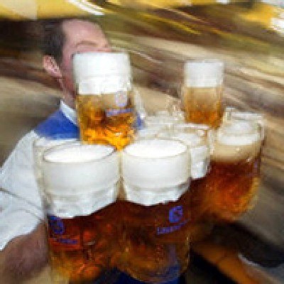 W całym 2009 r. sprzedaż piwa może spaść o 8 proc. /AFP