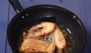 W całym domu śmierdzi rybą? Tak usuniesz zapach smażenia