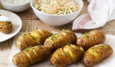W całym domu unosi się piękny zapach. Nacinane ziemniaczki rozpływają się w ustach