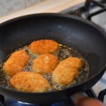 W całym domu unosi się zapach smażenia? Tak pozbędziesz się go bez odświeżacza 