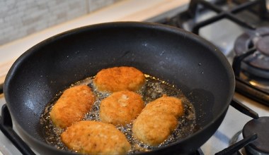 W całym domu unosi się zapach smażenia? Tak pozbędziesz się go bez odświeżacza 