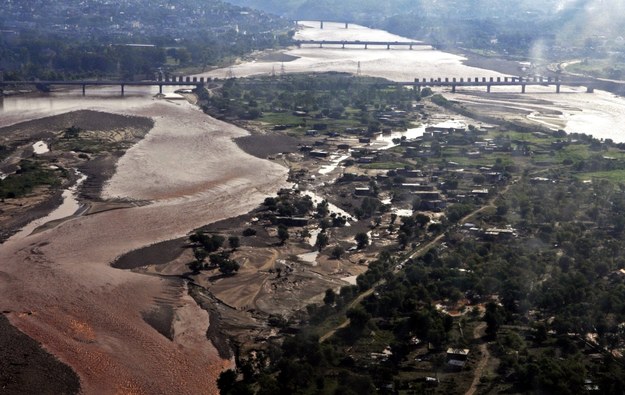 W całym indyjskim Kaszmirze częściowo lub całkowicie zalanych jest około 2,5 tysiąca wiosek /JAIPAL SINGH  /PAP/EPA