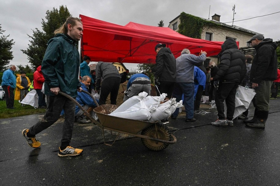 W całym kraju najwyższe stany alarmowe są w 44 miejscach na około trzydziestu rzekach, potokach i stawach /MICHAL CIZEK/AFP/ /East News