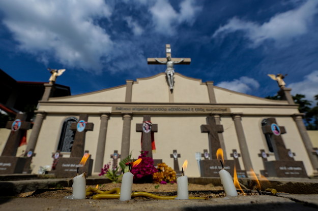 W całym kraju rozległy się kościelne dzwony, dla uczczenia ofiar. Obchody tej tragicznej rocznicy jednak nie odbywają się na dużą skalę /CHAMILA KARUNARATHNE /PAP/EPA