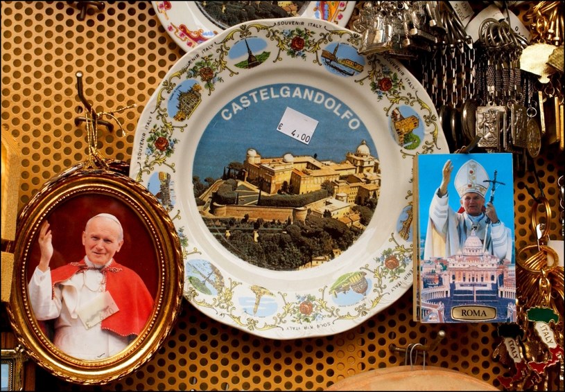 W Castel Gandolfo można nabyć pamiątki związane z ojcem świętym /Eric VANDEVILLE/Gamma-Rapho via Getty Images /Getty Images