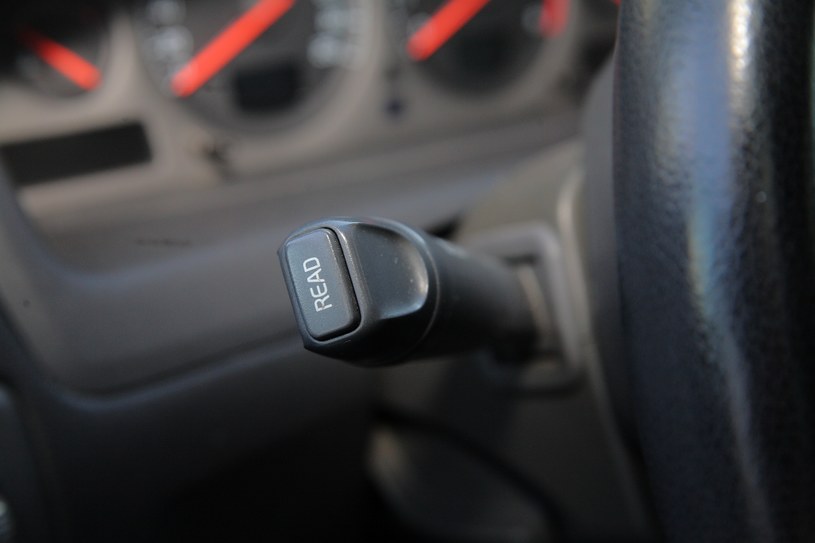 W celu sprawdzenia stanu zapisanych błędów należy wcisnąć także przycisk READ na manetce przy kolumnie kierownicy. /Motor