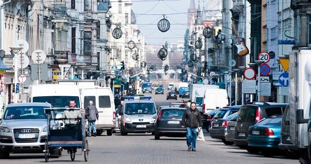 W centrach miast pojawia się coraz więcej zakazów ruchu / Fot. Łukasz Szeląg /Reporter