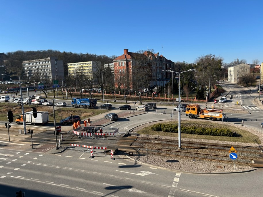 W centrum Gdańska, w rejonie przejazdu przez torowisko tramwajowe, na skrzyżowaniu ulic 3 Maja oraz Rogaczewskiego, powstało zapadlisko. /Stanisław Pawłowski /RMF FM