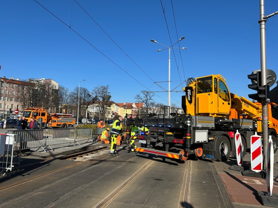 W centrum Gdańska, w rejonie przejazdu przez torowisko tramwajowe, na skrzyżowaniu ulic 3 Maja oraz Rogaczewskiego, powstało zapadlisko. /Stanisław Pawłowski /RMF FM