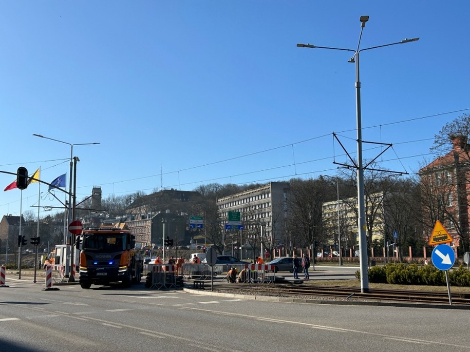 W centrum Gdańska, w rejonie przejazdu przez torowisko tramwajowe, na skrzyżowaniu ulic 3 Maja oraz Rogaczewskiego, powstało zapadlisko. /Stanisław Pawłowski /RMF FM
