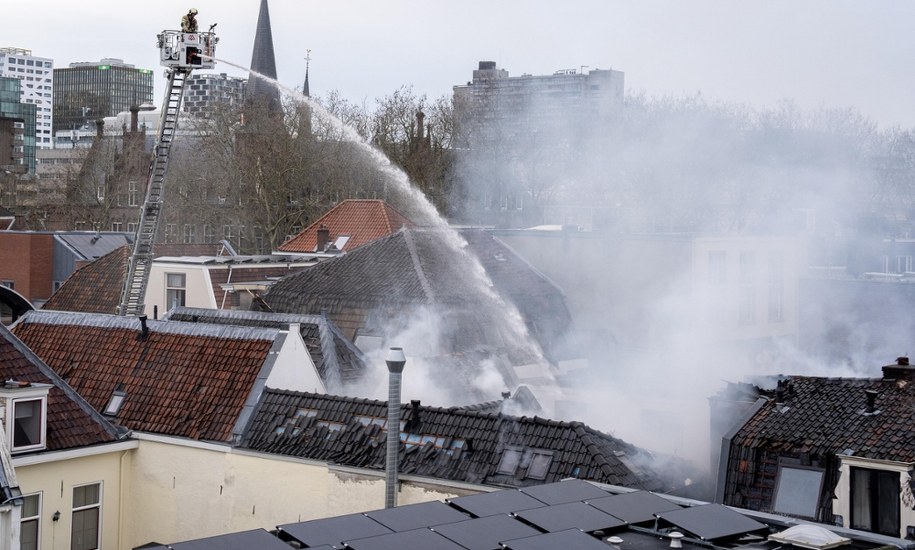 W centrum holenderskiego Utrechtu doszło do "licznych eksplozji" i pożaru; zdjęcie z miejsca zdarzenia /JEROEN JUMELET /PAP/EPA