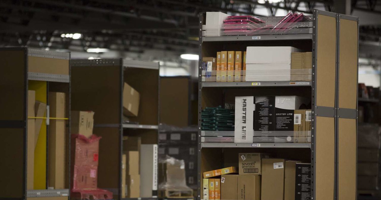 W centrum logistycznym firmy Amazon pod Wrocławiem zaczyna pracę kilkaset robotów /AFP