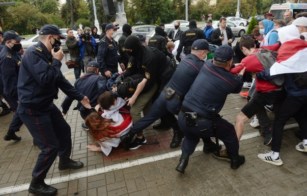 W centrum Mińska milicja zatrzymywała studentów, którzy uczestniczyli w proteście przeciwko sfałszowaniu wyborów i przemocy milicji /STRINGER /PAP/EPA