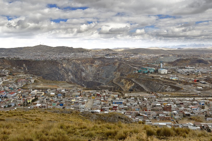 W Cerro de Pasco kopalnia jest centralną częścią miasta /123RF/PICSEL