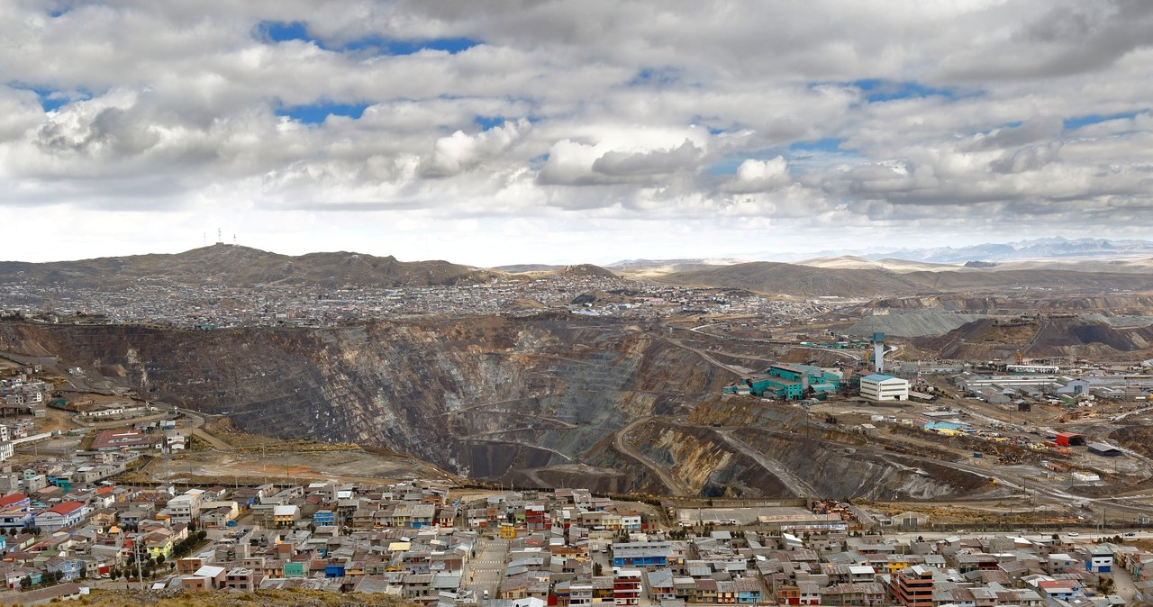 W Cerro de Pasco kopalnia jest centralną częścią miasta /123RF/PICSEL