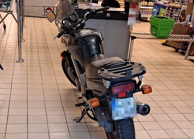 W Chełmie do sklepu wjechał motocyklista. /KMP Chełm /