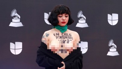 "W Chile torturują, gwałcą i zabijają". Nagi protest piosenkarki