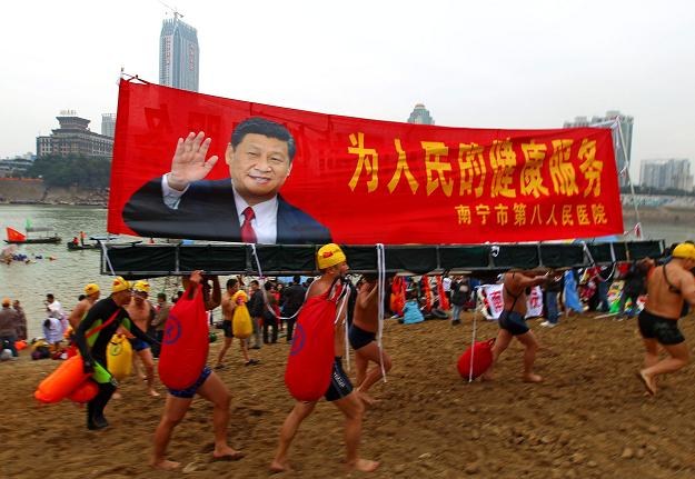 W Chinach gospodarka się rozpędza. Głowa państwa i pierwszy towarzysz Xi Jinping już o tym wie... /EPA