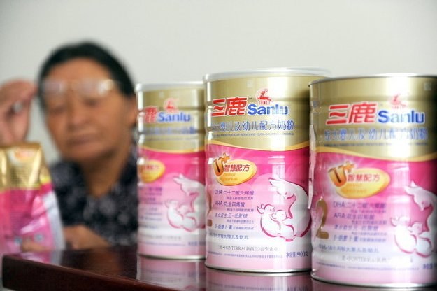 W Chinach melaminy dodawano do produktów mlecznych, by zafałszować wyniki badań jakości /AFP