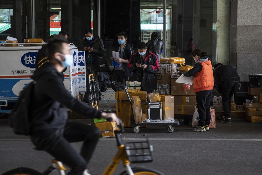 W Chinach powoli życie wraca do normalności /WU HONG /PAP/EPA