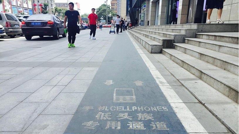 W Chinach powstała najdłuższa na świecie ścieżka dla smartfonowych zombie /Geekweek