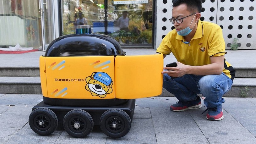 W Chinach przesyłki dostarczają małe, żółte roboty. Radzą sobie lepiej od ludzi /Geekweek