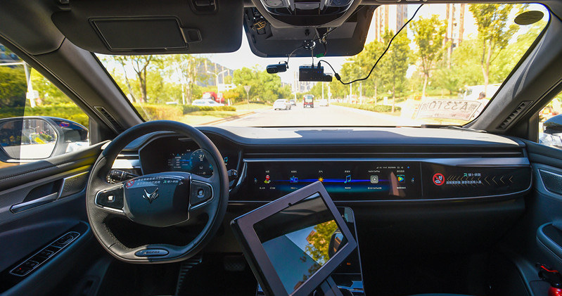 W chińskich taksówkach bez kierowcy pasażer będzie mógł kontrolować jazdę patrząc na duży monitor / foto: Baidu Intelligent Driving Group /domena publiczna