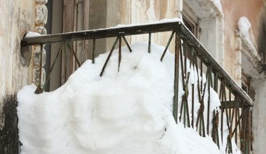 W chłodne dni trzymasz jedzenie na balkonie? Uważaj, możesz to przypłacić zdrowiem