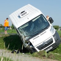 W Chorzynie samochód wjechał w grupę nastolatków