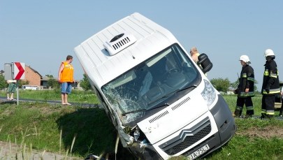 W Chorzynie samochód wjechał w grupę nastolatków