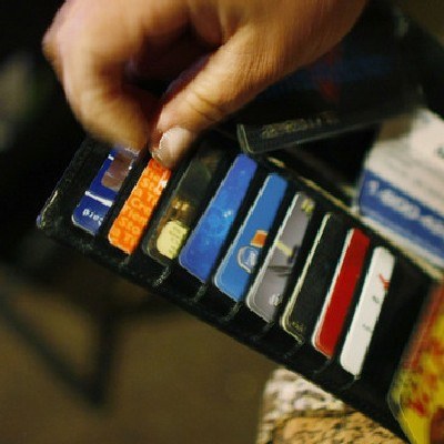 W ciągu 2 lat za kartę kredytową o najniższym oprocentowaniu trzeba zapłacić aż 266 zł /AFP