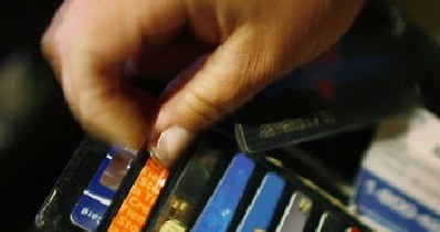 W ciągu 2 lat za kartę kredytową o najniższym oprocentowaniu trzeba zapłacić aż 266 zł /AFP
