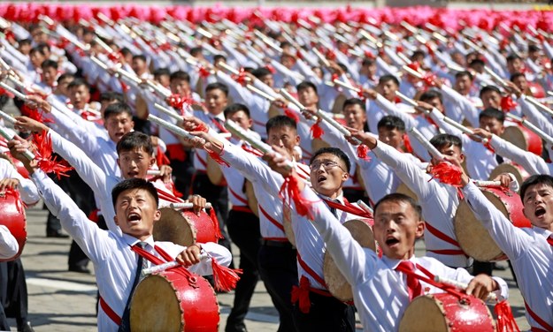 W ciągu 70 lat w reżimie Kimów urządzono ponad 30 defilad wojskowych /HOW HWEE YOUNG /PAP/EPA