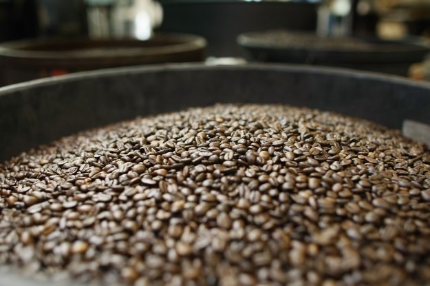W ciągu minionych 12 miesięcy w Polsce sprzedano 81,4 tys ton kawy za 2,9 mld zł /AFP