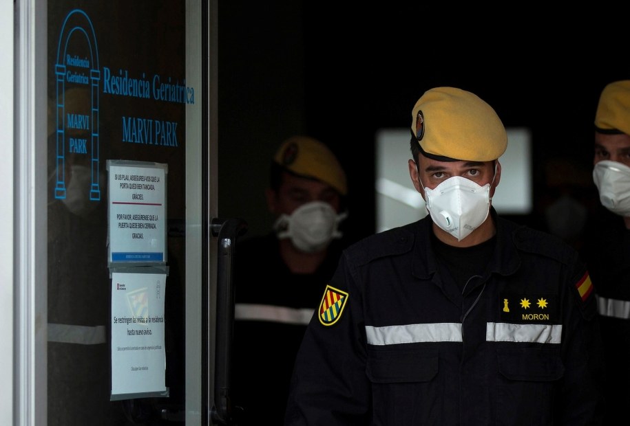 W ciągu ostatniej doby 832 zgony wskutek koronawirusa w Hiszpanii /ENRIC FONTCUBERTA /PAP/EPA