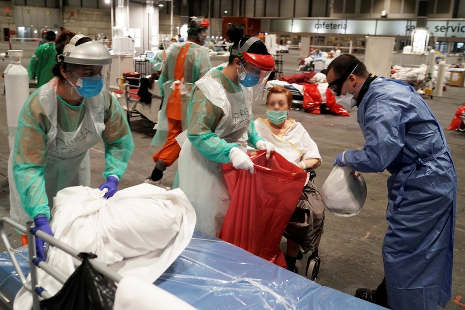 W ciągu ostatniej doby zanotowano w Hiszpanii 849 nowych przypadków śmiertelnych z powodu koronawirusa /MADRID REGIONAL PRESIDENCY HANDOU /PAP/EPA