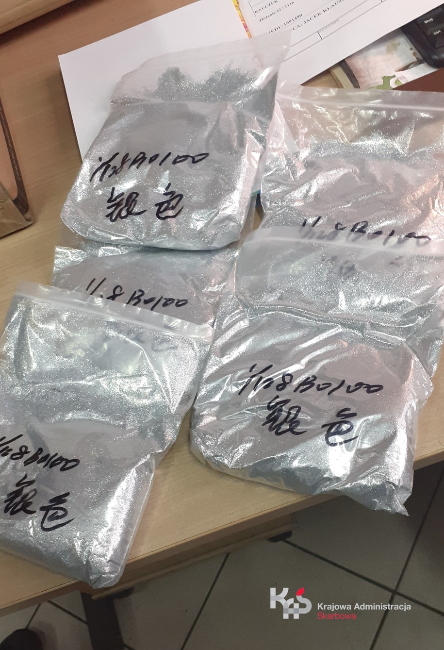 W ciągu pierwszych kilku dni obowiązywania rozporządzenia w Oddziale Celnym w Szczecinie zgłoszono trzy przesyłki z sypkim brokatem. /Izba Administracji Skarbowej w Szczecinie /