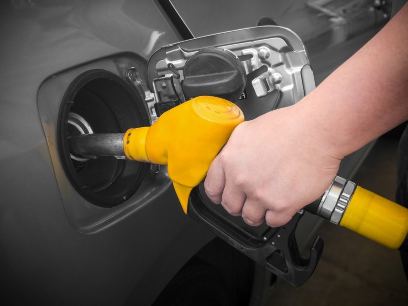 W ciągu tygodnia zanotowano znaczące obniżki cen paliw. /123RF/PICSEL