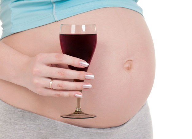 W ciąży każda dawka alkoholu może być szkodliwa dla rozwijającego się w łonie matki dziecka. /123RF/PICSEL