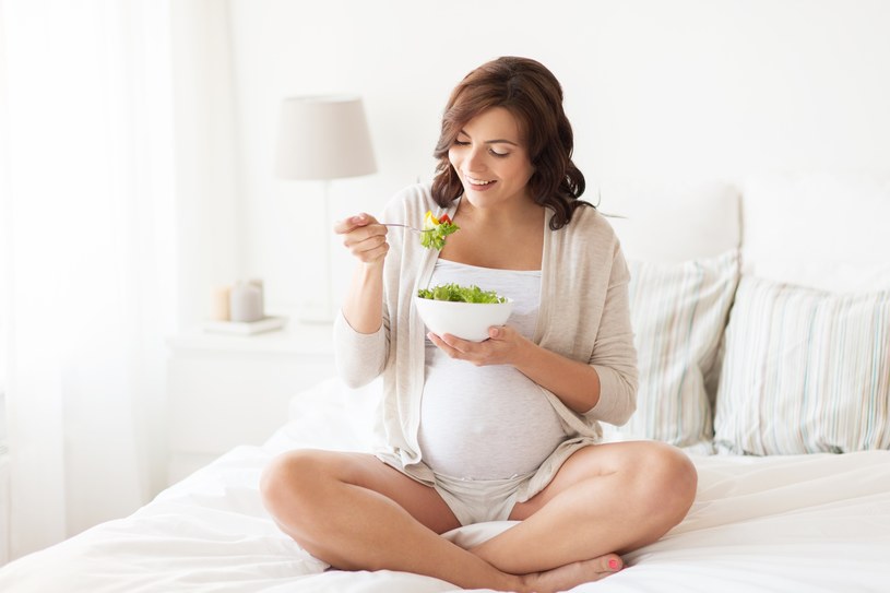 W ciąży warto pamiętać o odpowiednio dobranych suplementach diety /Adobe Stock