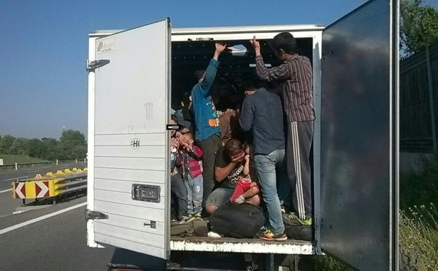 W ciężarówce było m.in. 16 dzieci /POLICE UPPER AUSTRIA/HANDOUT /PAP/EPA