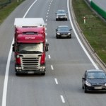 W ciężarówce wystrzeliła opona i uszkodziła inne auta. Utrudnienia na A4