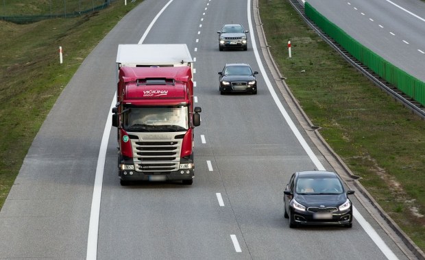 W ciężarówce wystrzeliła opona i uszkodziła inne auta. Utrudnienia na A4