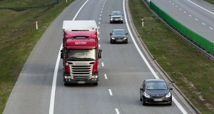 W ciężarówce wystrzeliła opona i uszkodziła inne auta. Utrudnienia na A4