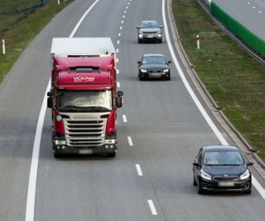 W ciężarówce wystrzeliła opona i uszkodziła inne auta. Utrudnienia na A4