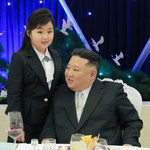 W co gra Kim? Dyktator Korei Północnej chwali się rakietami i przedstawia światu córkę