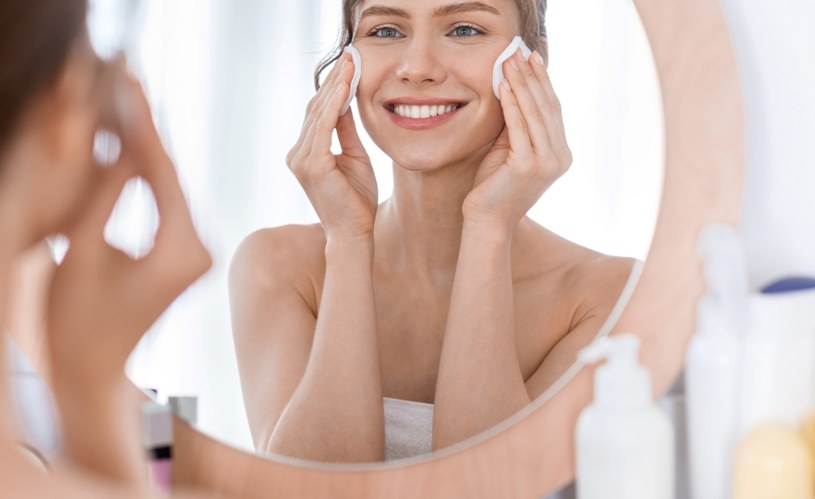 W codziennej pielęgnacji twarzy nie można zapominać o domowych zabiegach i kosmetykach, które za sprawą odpowiednio dobranych składników mogą zdziałać cuda i poprawić stan skóry /123RF/PICSEL