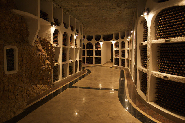 W Cricovej znajduje się największa w Europie kolekcja win z całego świata. To także ciągnące się na ponad 120 kilometrów korytarze, które zwiedza się jeżdżąc specjalną kolejką! /Flickr /domena publiczna